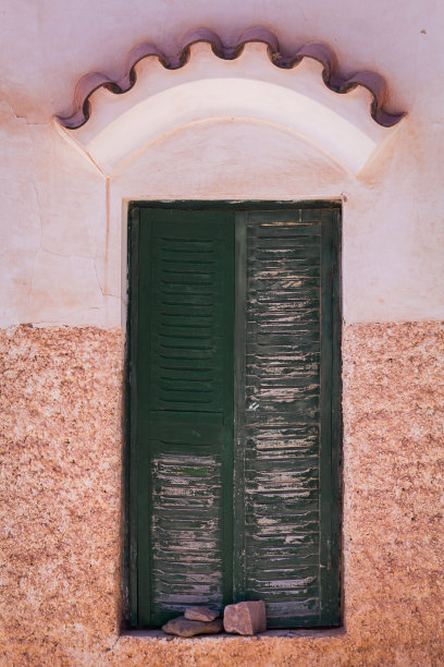 照片特写的老旧建筑石材砌体与老干木门垂直图片图片下载