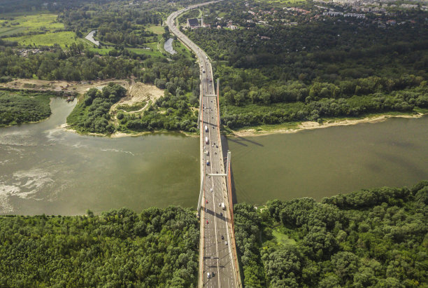 鸟瞰图上的交通桥在阳光明媚的秋日河上，桥上的汽车图片下载