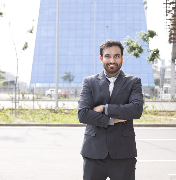 印度商人站在城市里图片下载