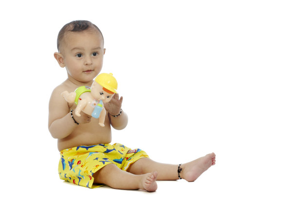 可爱的孩子坐在图片下载