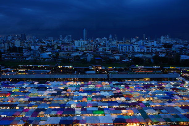 多彩的曼谷市集，夜晚的城市灯光。深蓝黑色。图片下载
