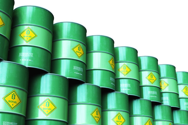 一组绿色的生物燃料桶被隔离在白色的背景上图片下载