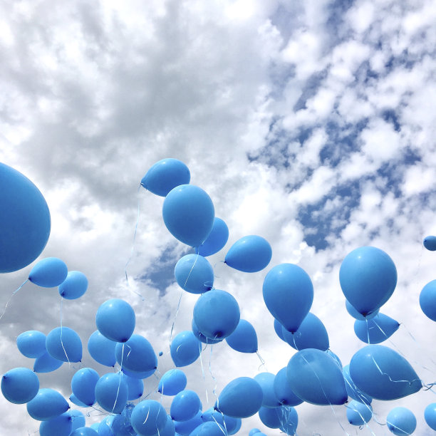 气球飞向天空图片下载