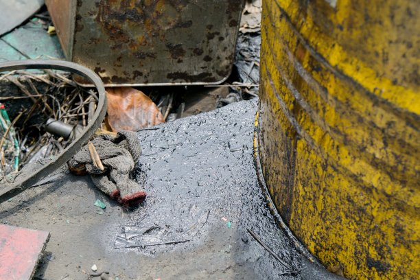 危险废物，旧机油，脏容器，环境污染图片下载