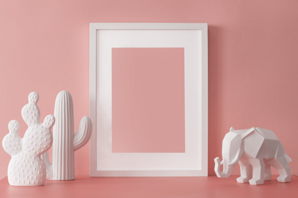 设计红色的书桌，仙人掌，大象人像和相框。现代模拟概念在时尚的室内。图片下载