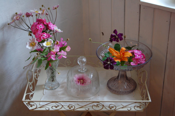 优雅浪漫的豌豆花，百合，银莲花，蜀葵和铁线莲花束。图片下载