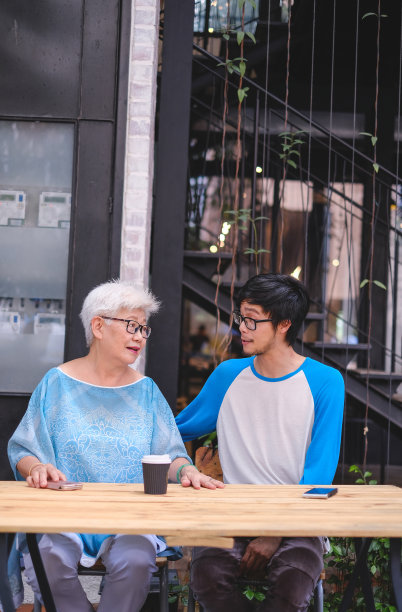 年轻的亚洲人正在和他的祖母讨论图片下载