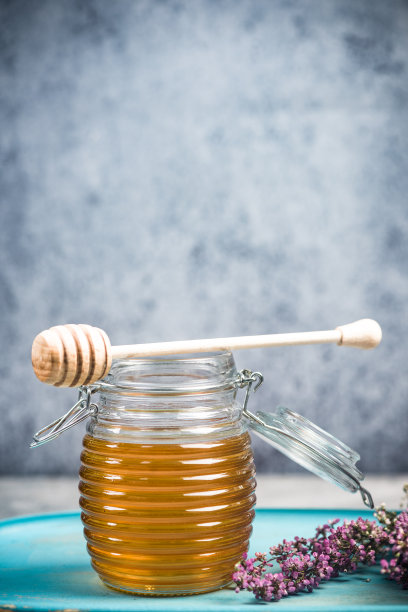 来自秋季石楠的有机蜂蜜图片下载