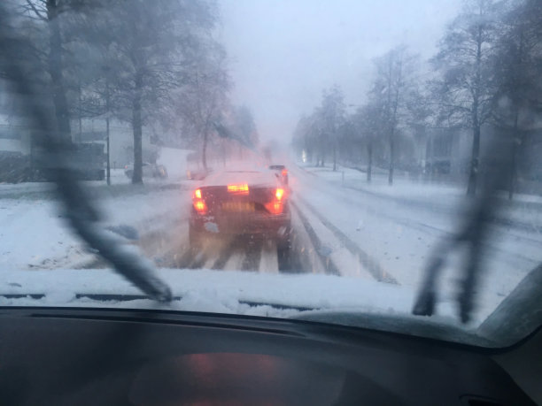 在冬天从工作到家的路上，在大雪中开车从车窗看到的景象图片下载