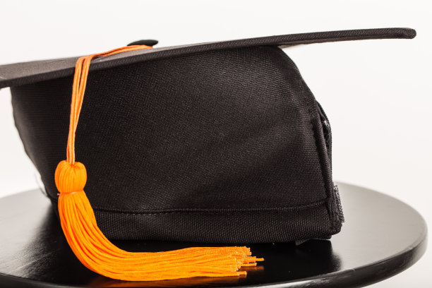 收毕业帽，教育成功理念图片下载