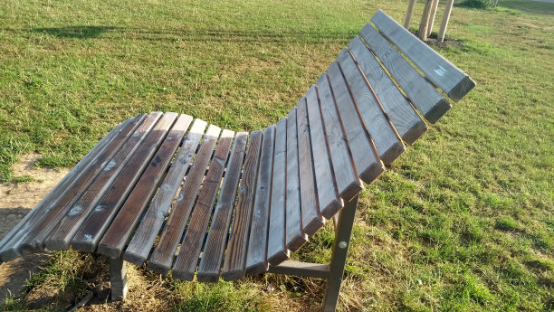 户外日光浴木制空间近距离图片下载