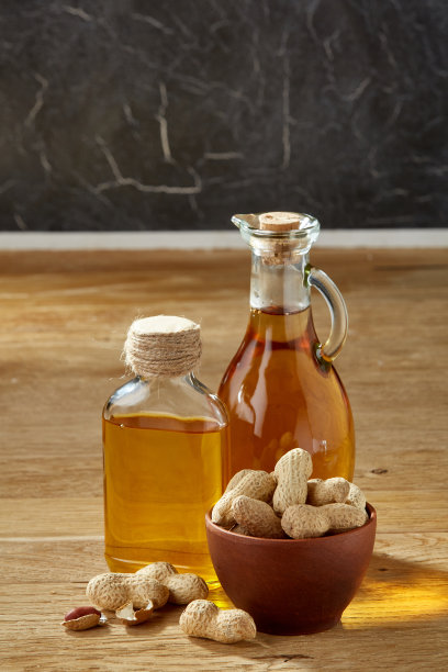 俯视图特写图片亚麻籽和亚麻籽油在一个玻璃瓶上的木制背景，浅景深的领域。图片下载