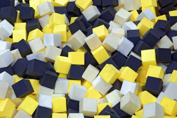 彩色泡沫橡胶立方体在蹦床坑的特写背景图片下载