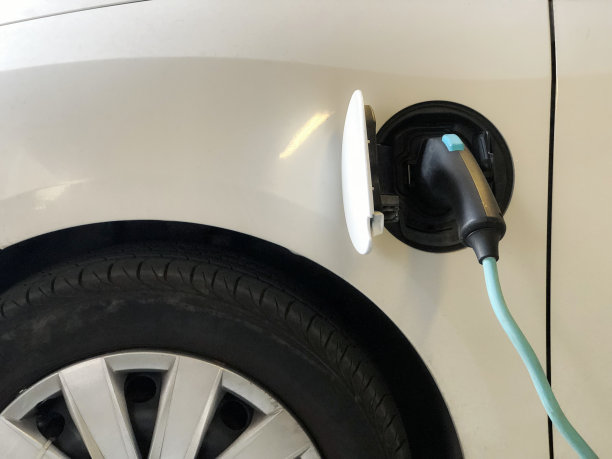 电动汽车充电中图片下载