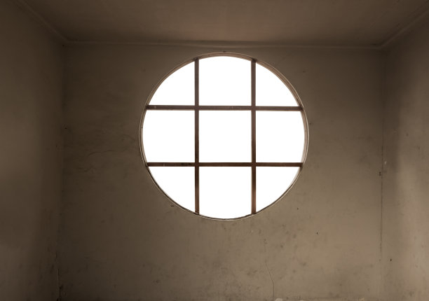 圆形窗口与酒吧对老墙，孤立在白色背景与背景图像的剪切路径。图片下载