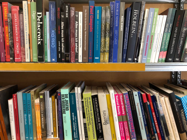 书架上摆满了新书图片下载