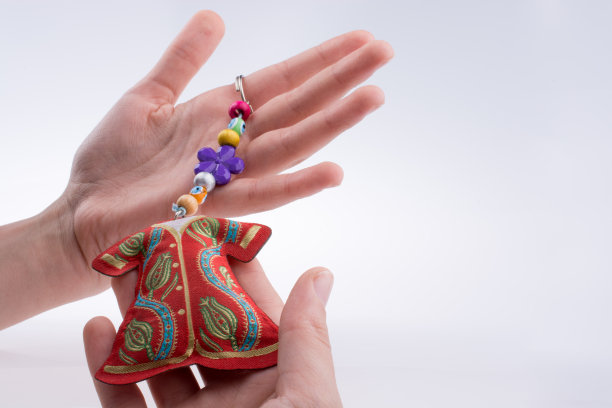 手拿着衣服图片下载