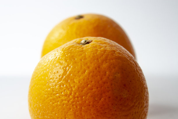 橙子一个接一个地放在白色的上面图片下载