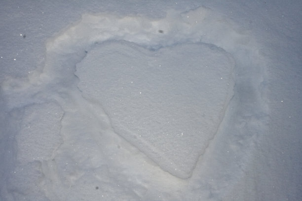 雪地里的爱心图片下载