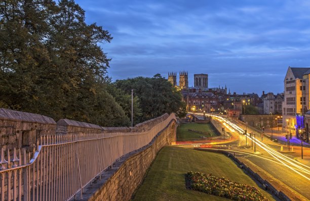 从城墙上俯瞰约克大教堂的夜景。图片下载