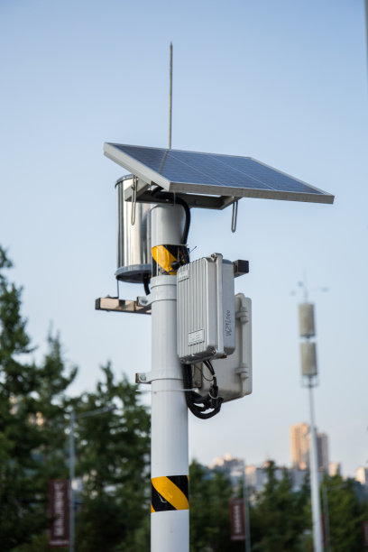 城市中使用太阳能的信号接收仪器图片下载