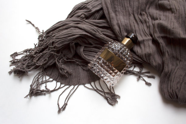 罗纹玻璃香水瓶和淡褐色围巾图片下载