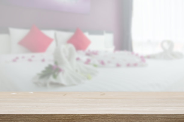 木质桌面和模糊的卧室图片下载