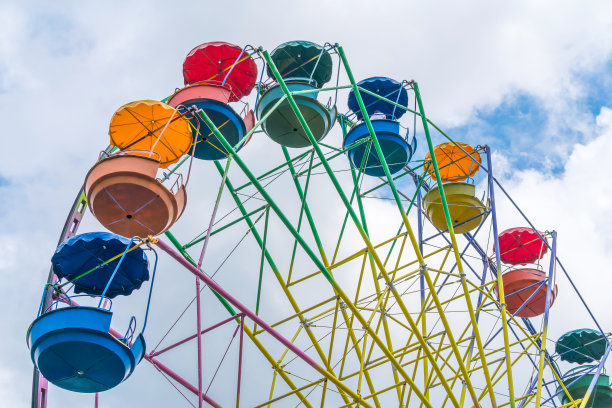 摩天轮上有五颜六色的展位，没有人。图片下载