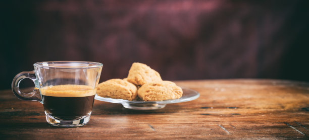 一杯透明的浓咖啡图片下载