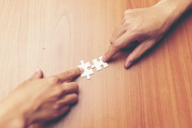男子手连接夫妇拼图在办公室。业务解决方案、目标、成功、目标和战略概念图片下载