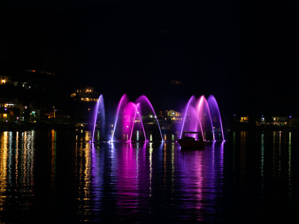 2018年8月23日，阿梅利亚菲乌马雷塔附近的玛格拉河上的夏末灯光和音乐表演。在鲁尼吉亚纳的意大利节日。图片下载