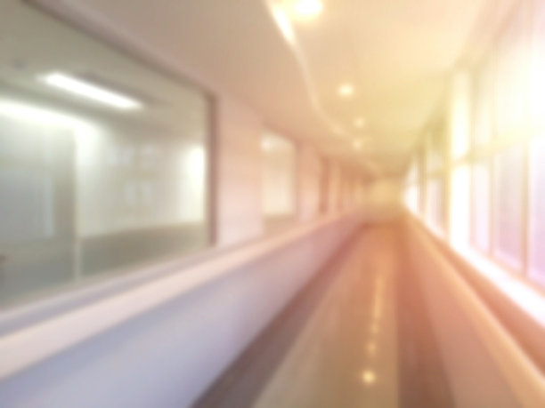 火车站月台灯火通明的火车图片下载