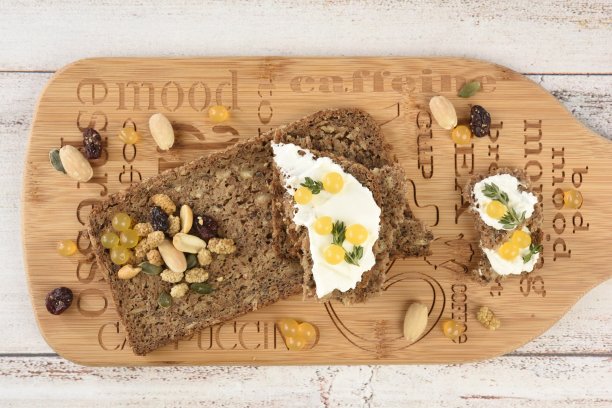 烤面包配有机面包和水果图片下载