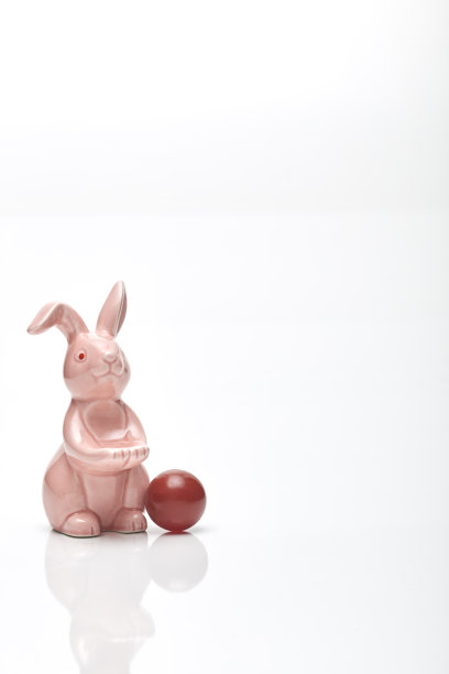 白色背景上的复活节折纸兔子图片下载