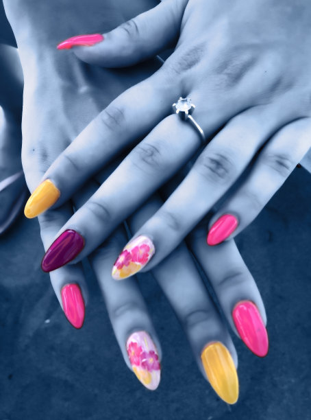 彩色的指甲，不同颜色的花朵图案图片下载