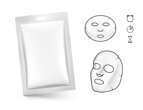 一套包装小袋与化妆品面膜。素材图片