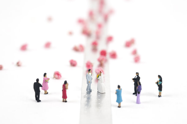 银色胶带上的新婚夫妇图片下载