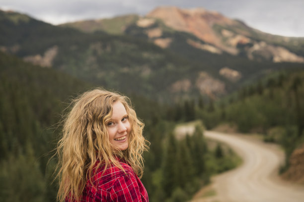 穿着红色格子衬衫的金发少女图片下载