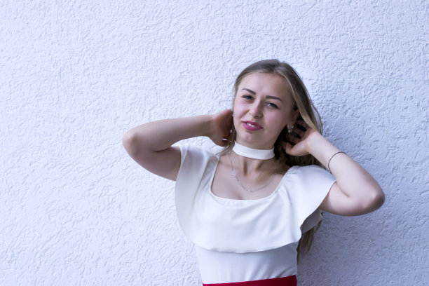 穿着时髦衬衫的户外模特图片下载