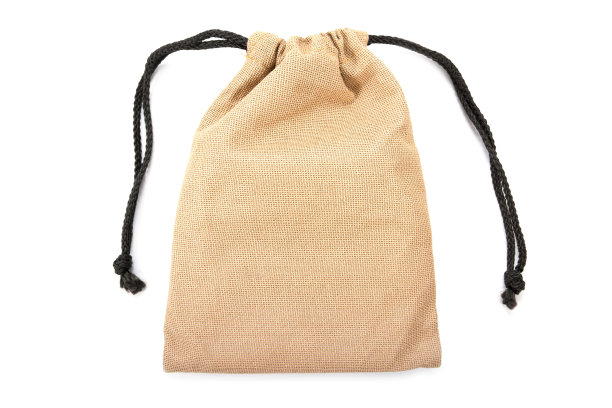棕色麻袋拉绳袋包装孤立在白色背景。细绳袋孤立图片下载