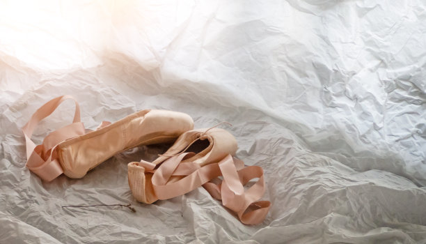 芭蕾舞鞋的背景，温暖的光色调，模糊的光周围图片下载