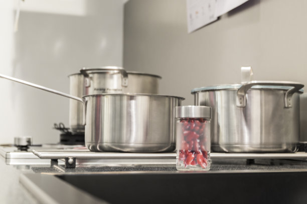 不锈钢炊具安装在现代厨房的电磁炉上图片下载
