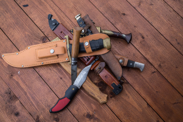 木桌上作业工具的正上方图片下载