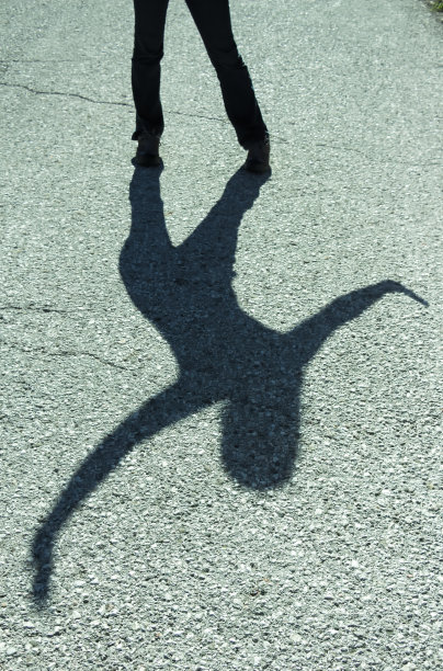 享受户外休闲活动的年轻女子的影子图片下载