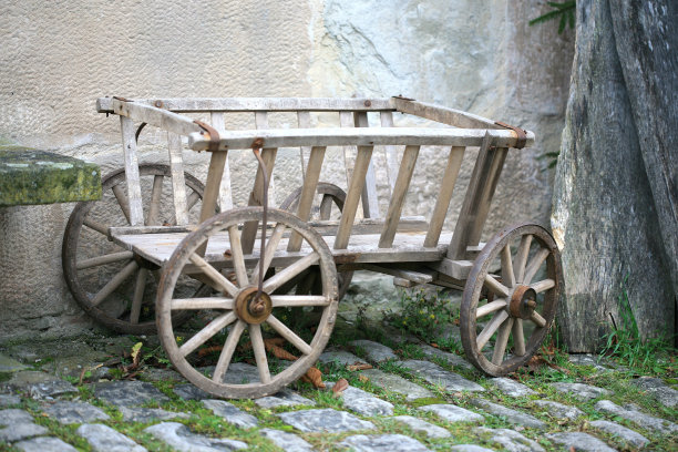 农场上的一辆旧的木制开框马车图片下载