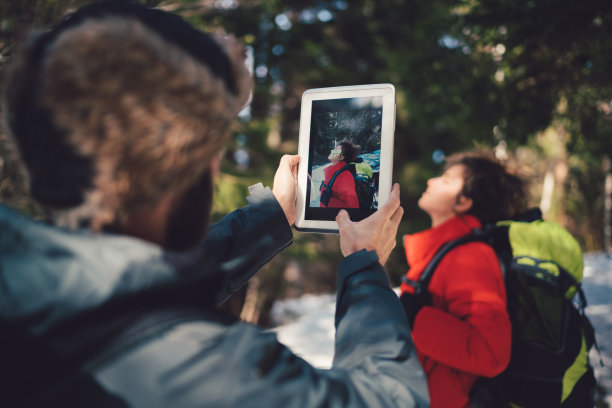 情侣徒步旅行和拍照图片下载