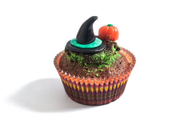 万圣节食物色彩丰富的巧克力蛋糕，女巫和南瓜翻糖装饰在白色的背景图片下载