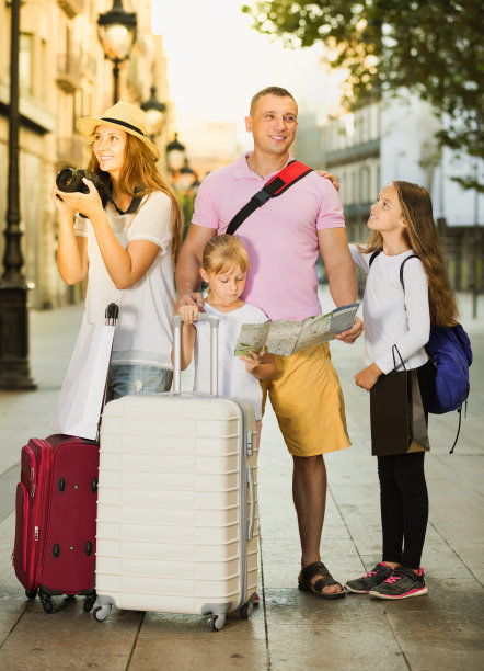 家庭与孩子使用地图和制作业余照片图片下载