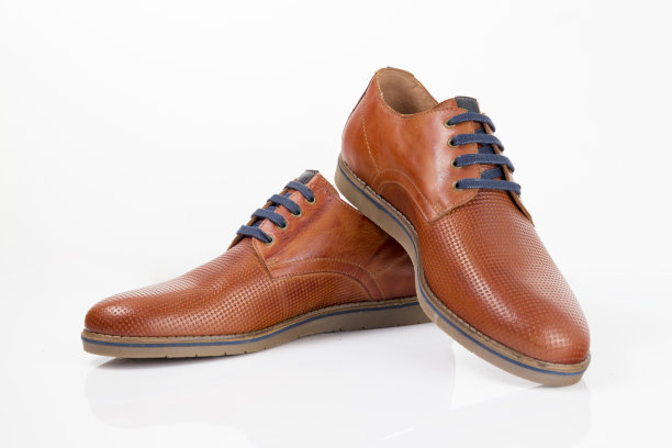 白色底棕色男皮鞋，隔离产品，舒适的鞋类。图片下载