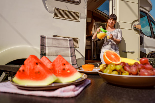 家庭度假旅行房车，度假旅行房车，房车度假。图片下载
